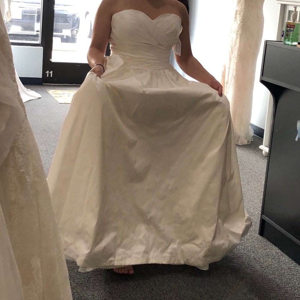 New, unaltered silk wedding gown. Lu. Raquel - Picture 6 of 8